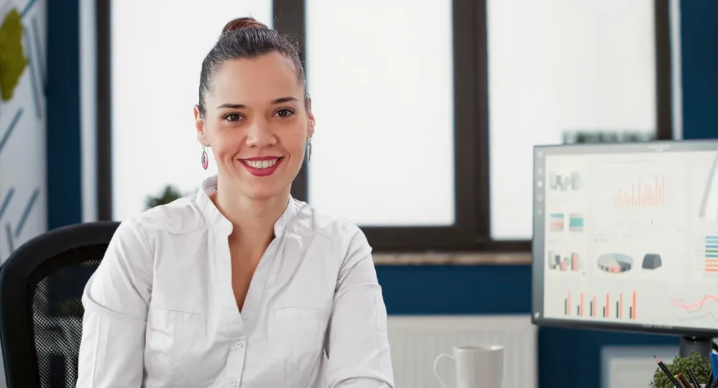 Profesional destacando el reporting financiero mensual de Finteem